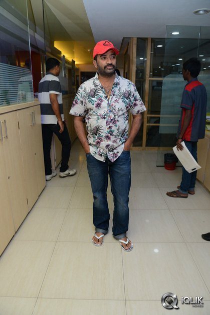 Selfi-Raja-Movie-Team-At-Radio-Mirchi